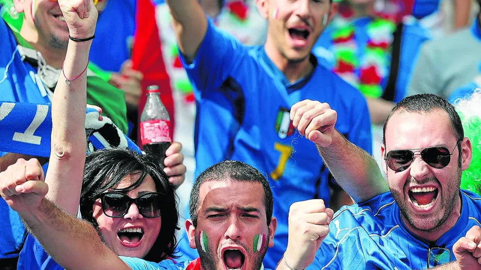 Aficionados italianos antes de comenzar el partido Italia-España