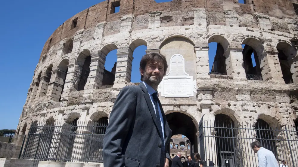 El ministro de Cultura italiano, Darío Franceschini, posa frente al Coliseo