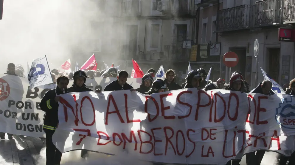 Protesta por los despidos de siete bomberos de la Litera, a finales de 2011.