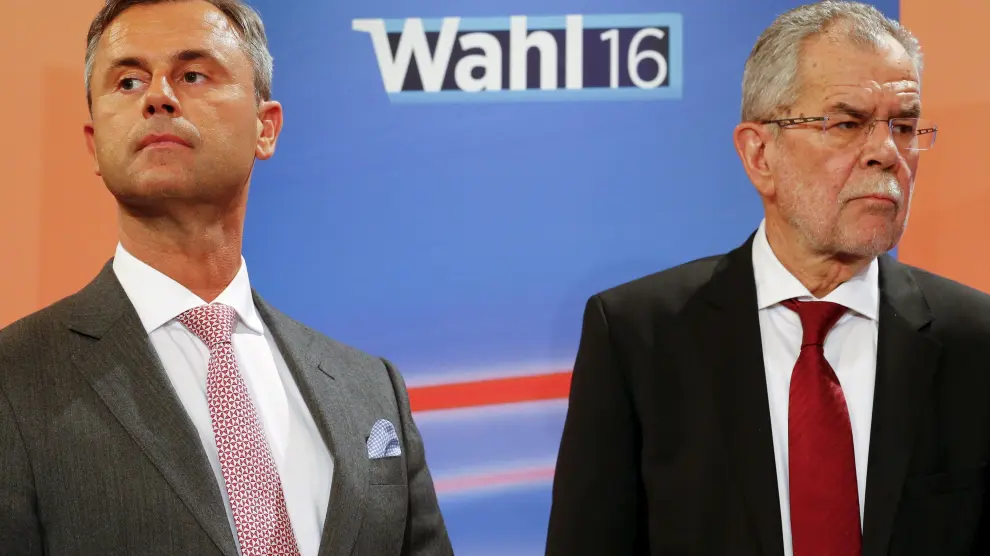 Alexander Van der Bellen y Norbert Hofer, candidatos a la presidencia de Austria durante un debate de tv