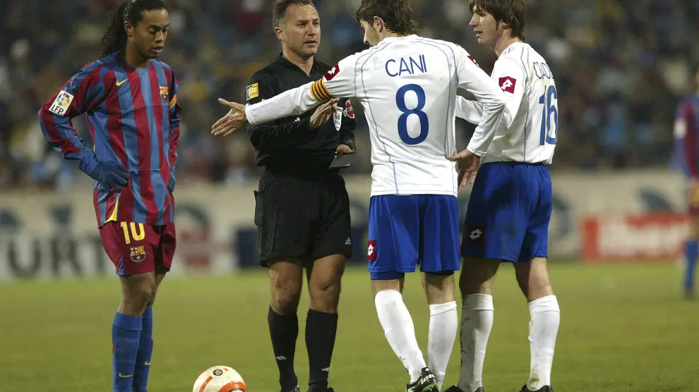 Cani dialoga con Medina Cantalejo, en presencia de Ronaldinho y Celades, hace 11 años.