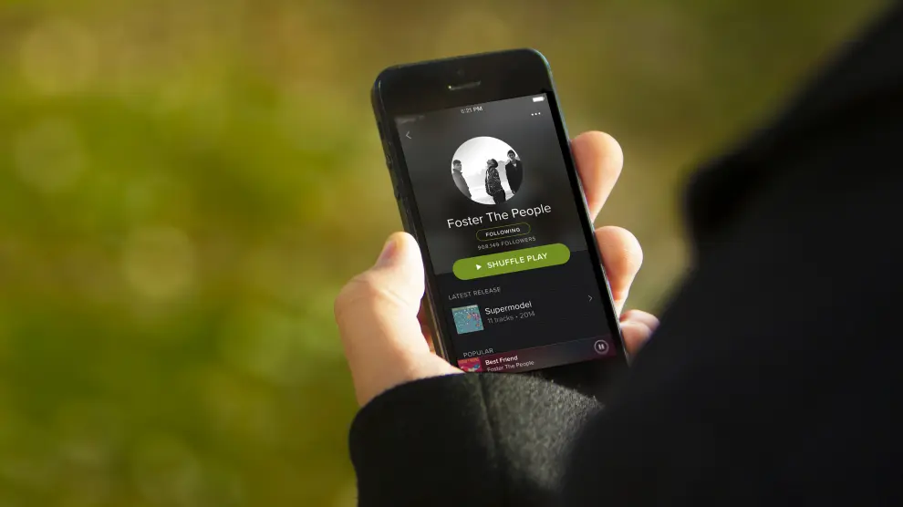 Un usuario utiliza la aplicación de Spotify para móviles.