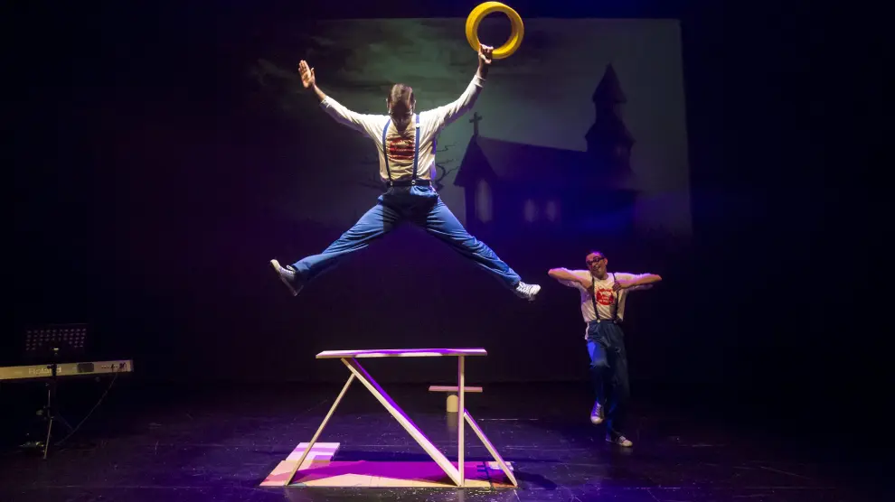 Actuación de 'Circo La Raspa', compañía cuyos espectáculos pueden disfrutarse este verano en Zaragoza.