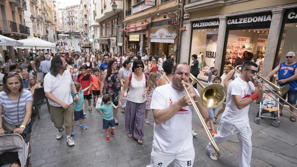 Los pequeños disfrutaron de una charanga infantil que recorrió varias calles de Teruel.