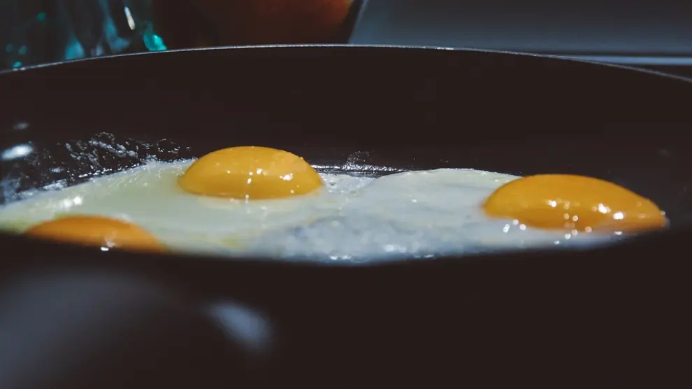 Unos apetitosos huevos fritos en la sartén.