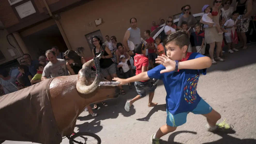 Uno de los valientes que se atrevió a acercarse al toro en el encierro infantil en San León