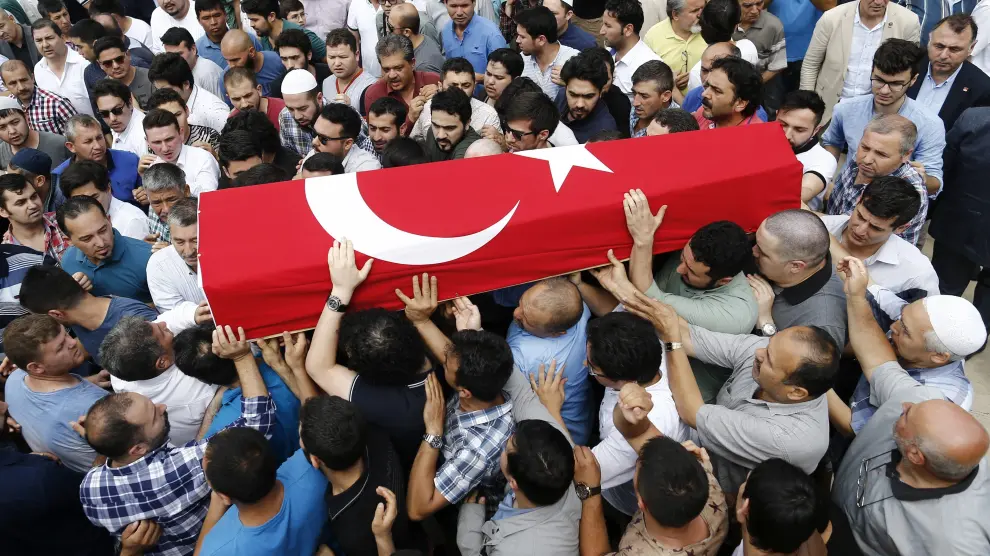 Cientos de turcos en un funeral tras el atentado del aeropuerto