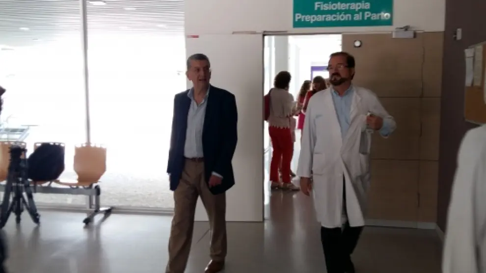 El consejero de Sanidad, Sebastián Celaya, en su visita al centro de salud de Valdespartera