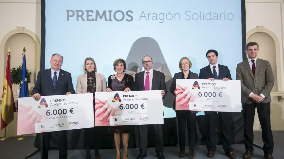 La presidenta y el gerente de Afedaz, en la entrega de los Premios Aragón Solidario.
