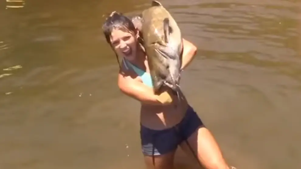 Una joven atrapa un siluro con las manos en Alabama.