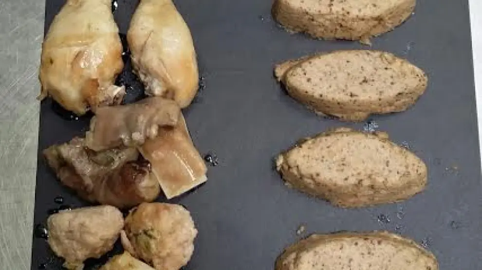 Pollo guisado con apariencia de pastel en las cocinas de Atades