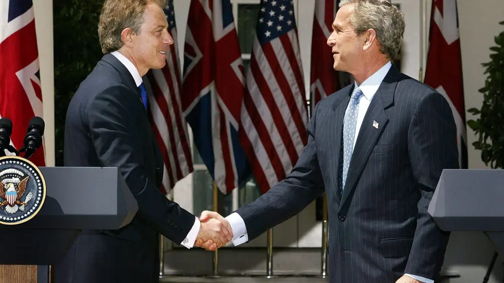 Foto de archivo donde Blair promete apoyo a Bush en la invasión de Iraq