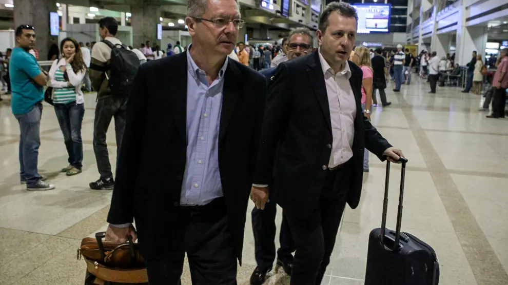 El exministro de Justicia Alberto Ruiz Gallardón y el abogado español Javier Cremades a su llegada el miércoles a Caracas.