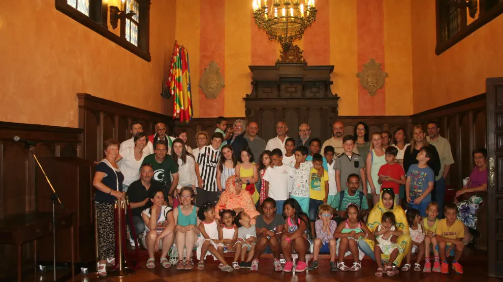 Recepción en el Ayuntamiento de Huesca a los niños y niñas saharauis que pasarán este verano en Huesca.