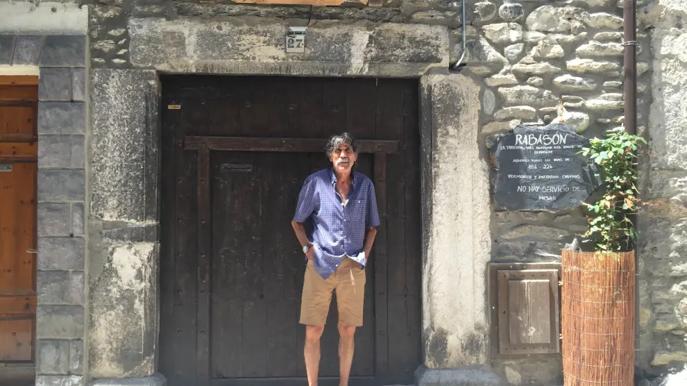Mariano Sala posa en la puerta de su bar, el Rabasón, donde se ideó la locura de subir un vespino al Aneto