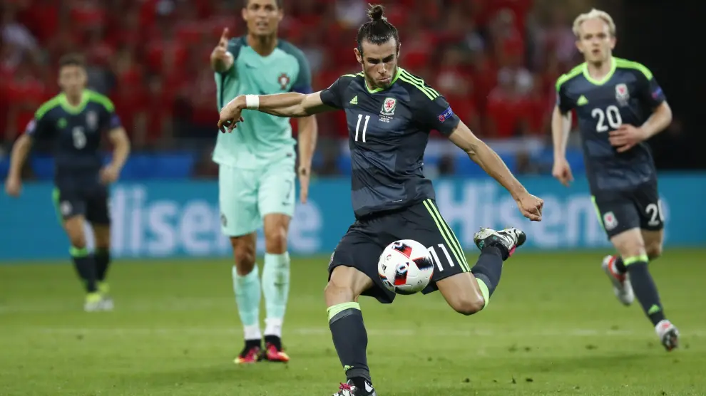 El galés Gareth Bale se dispone a golpear el balón, durante la semifinal ante Portugal.