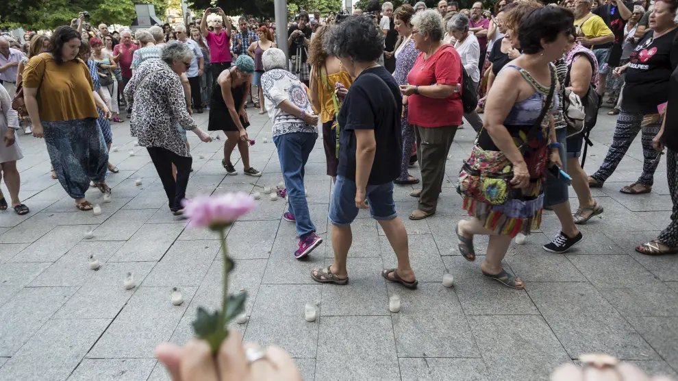 Cientos de personas se concentraron en la plaza de España para exigir medidas urgentes y rotundas contra los crímenes machistas. La Coordinadora de Organizaciones Feministas convocó la protesta y mostró pancartas con lemas como "No morimos, nos matan"