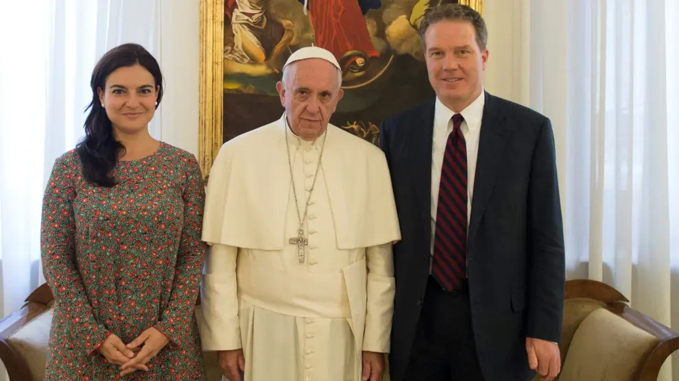 Paloma García Ovejero posa junto al Papa y Greg Burke.