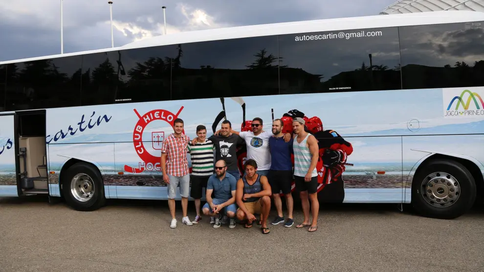 Varios jugadores del equipo sénior, con el nuevo autobús del Club Hielo Jaca.