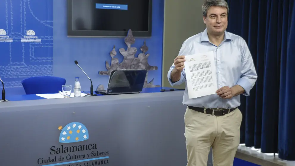 Sánchez con un documento del Archivo de Salamanca.