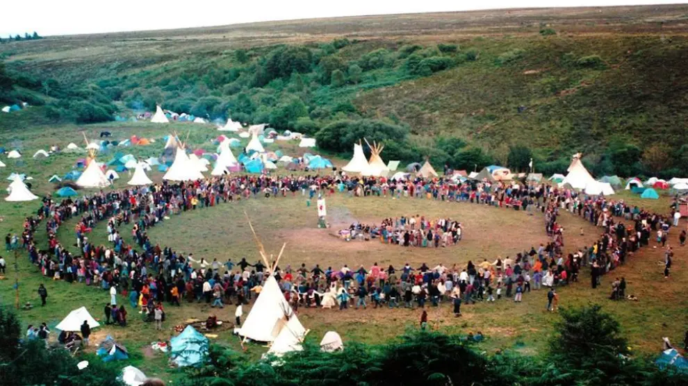 Imagen de un encuentro de la Familia Arcoiris en 1993 en Irlanda