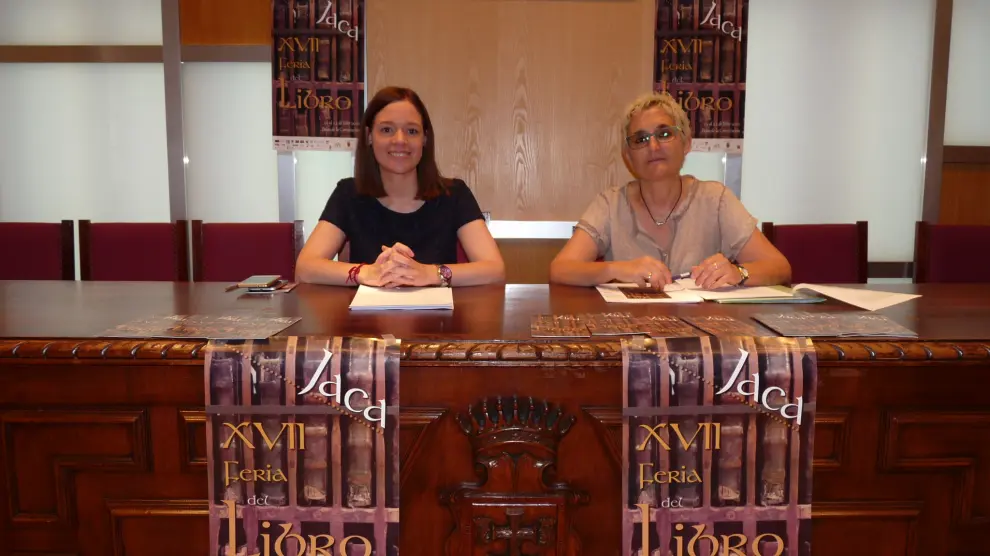Susana Lacasa, concejal de Cultura de Jaca, y María Fernández, directora de la biblioteca municipal.