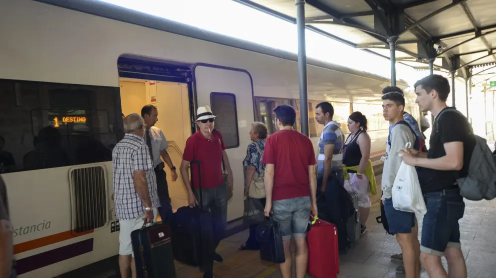 El primer tren procedente de Valencia afectado por el corte de la línea, a su llegada a Teruel.