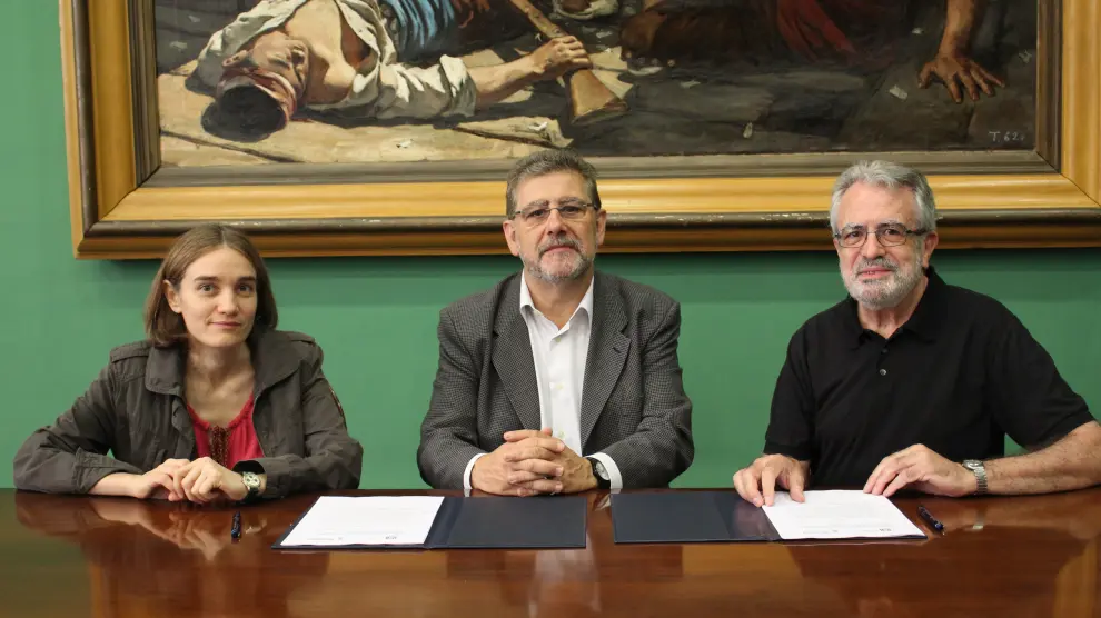 Una imagen de la firma del convenio, con los investigadores Pilar Bayona y Julio Montoya, acompañados por el rector José Antonio Mayoral.
