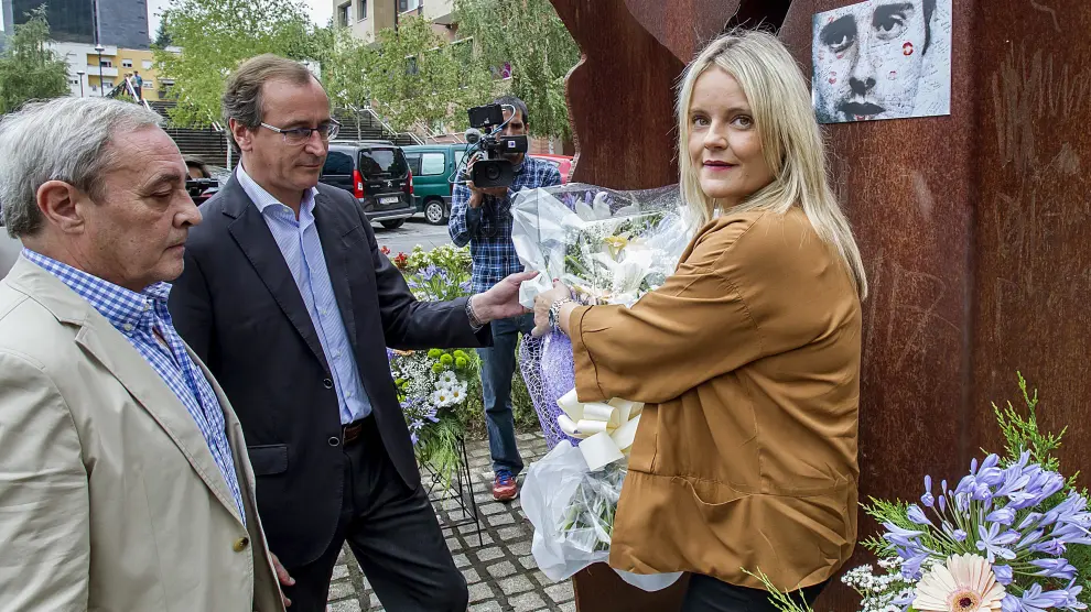 La hermana del edil asesinado, durante la ofrenda floral en homenaje