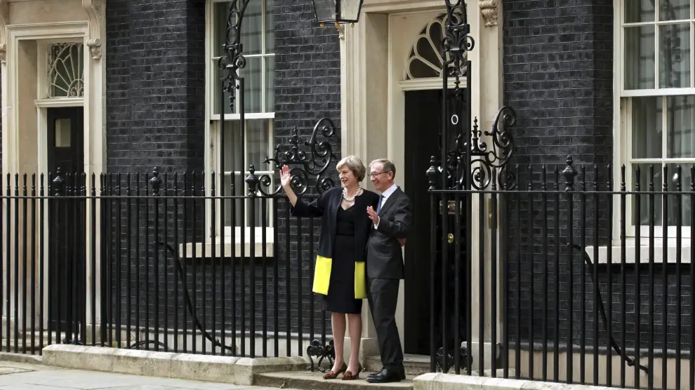 Theresa May y su marido, este miércoles en la puerta de Downing Street.