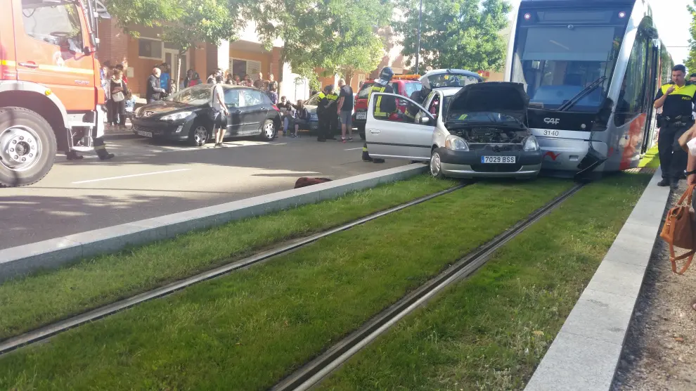 Un accidente entre un coche y el tranvía en Valdespartera deja dos heridos