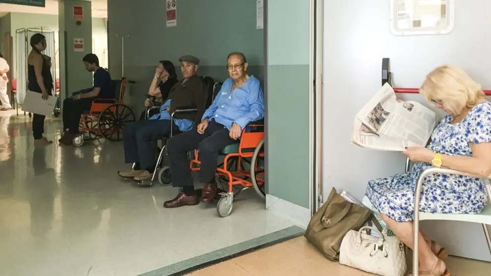 Pacientes en los pasillos de las Urgencias del Hospital Miguel Servet.