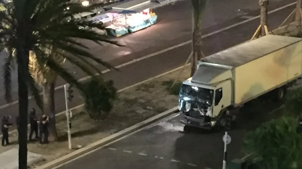 La policía vigila el camión que ha atropellado a una multitud en Niza.