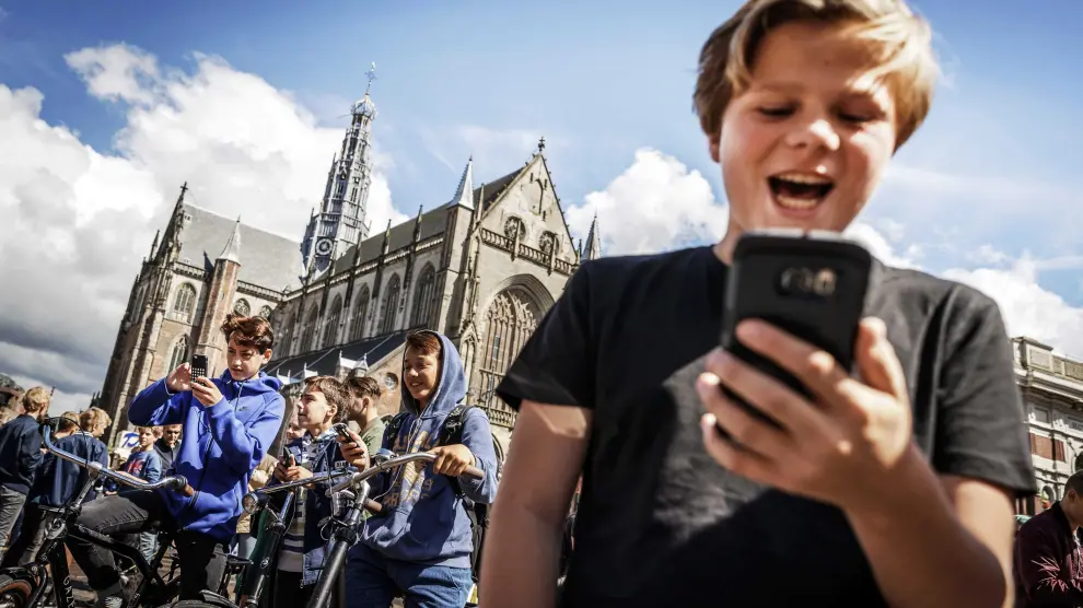 Un niño juega al nuevo videojuego en Holanda