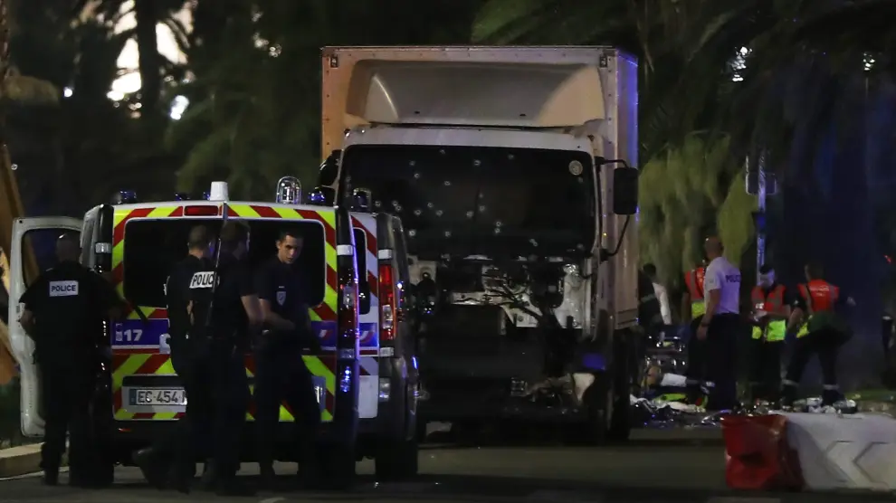 Imágenes del camión que ha provocado la tragedia en Niza.