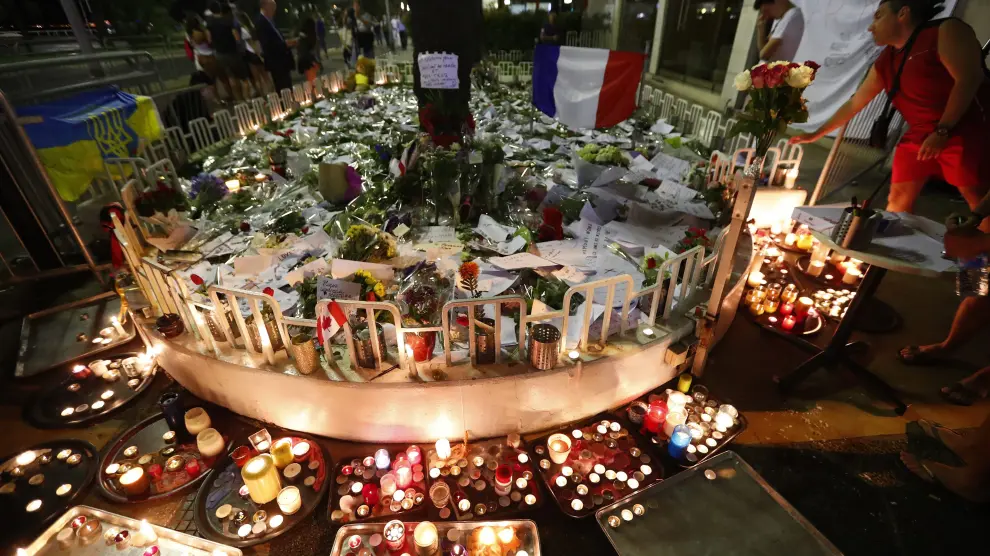 Improvisado memorial a las víctimas en el paseo de los Ingleses de Niza