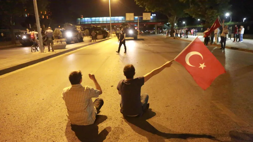 La gente en las calles de Ankara se ha enfrentado a los militares sublevados