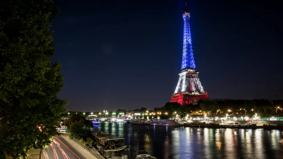 La torre Eiffel luce la bandera de Francia como tributo a las víctimas del atentado de Niza