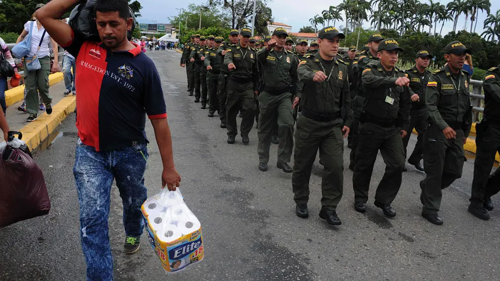 Casi 100.000 venezolanos cruzan la frontera con Colombia en un solo día para comprar comida