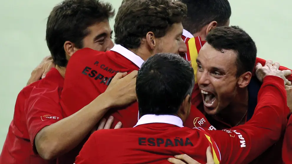Bautista celebra con el equipo español el triunfo.