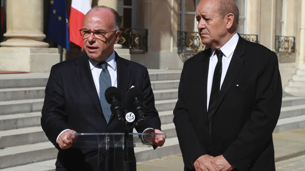 El ministro de Interior Bernard Cazeneuve y el ministro de Defensa Jean-Yves Le Drian en el Palacio presidencial en Paris