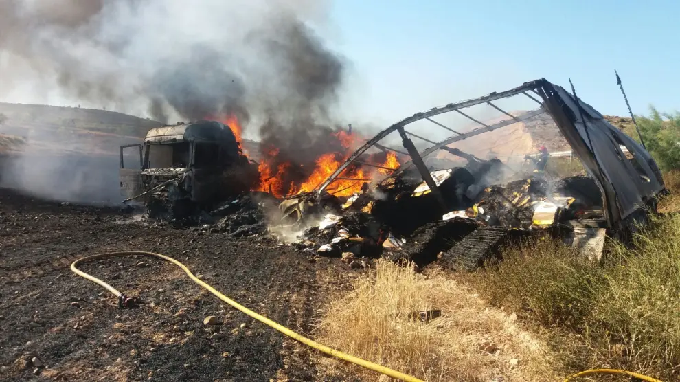 El camión, todavía en llamas, tras el trágico accidente