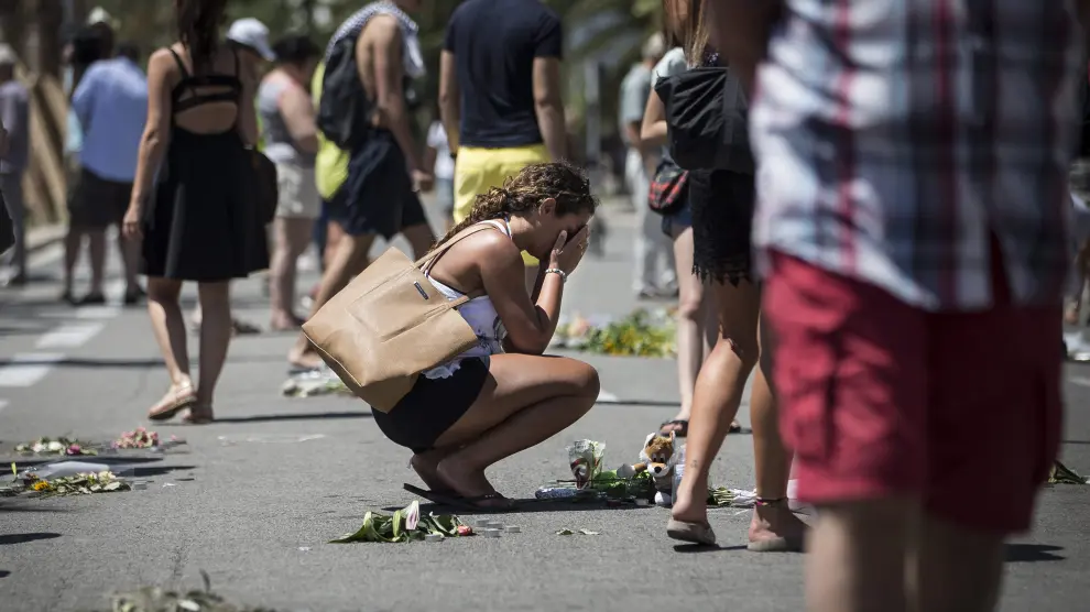 Disntintas personas han puesto flores en el paseo en señal de duelo y homenaje a las víctimas