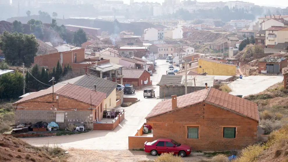 El barrio de Pomecia, ocupado por población gitana, se empezó a construir en los años 60 del siglo pasado después de que se levantaran ocho viviendas promovidas por Cáritas. Su crecimiento desordenado ha dado lugar a 70 edificaciones.