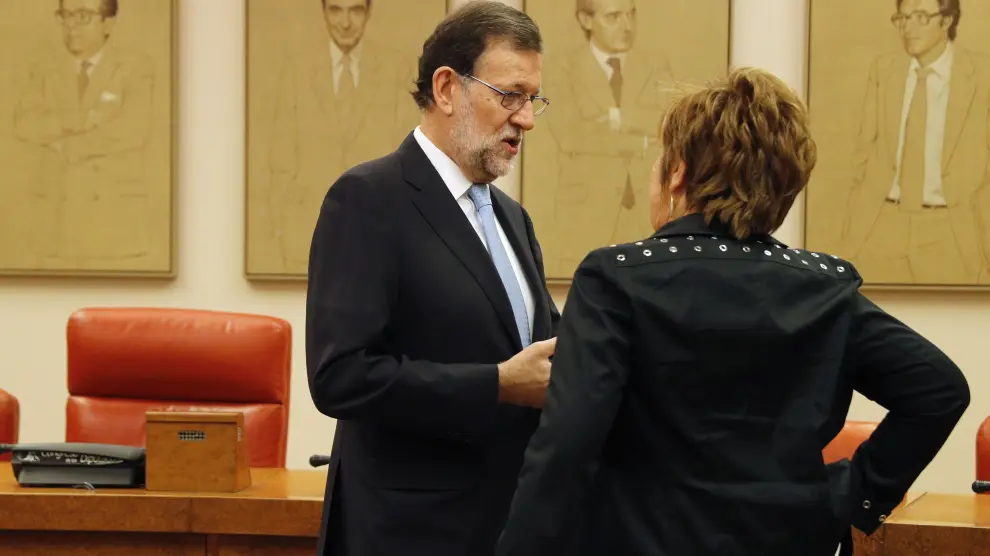 Mariano Rajoy junto a Celia Villalobos durante una reunión del grupo popular en el Congreso
