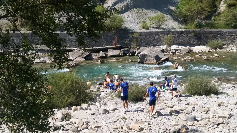 Los jugadores se sumergen en el río Ara, tras el entrenamiento