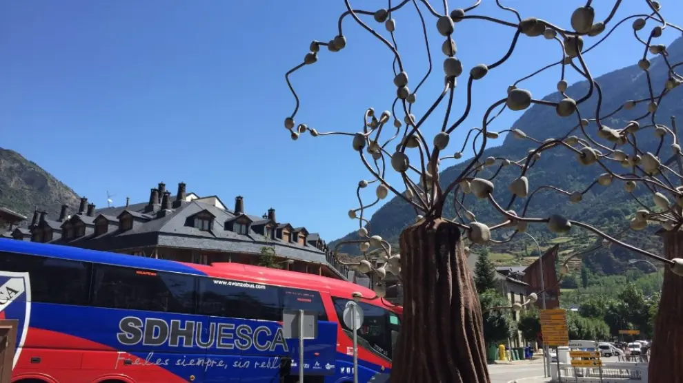 El autobús de la SD Huesca ha finalizado este martes su estancia en Benasque.