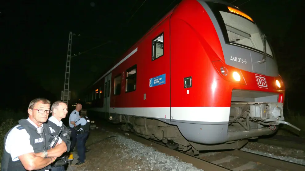 Agentes de seguridad inspeccionan el tren donde ocurrió el ataque del menor de edad