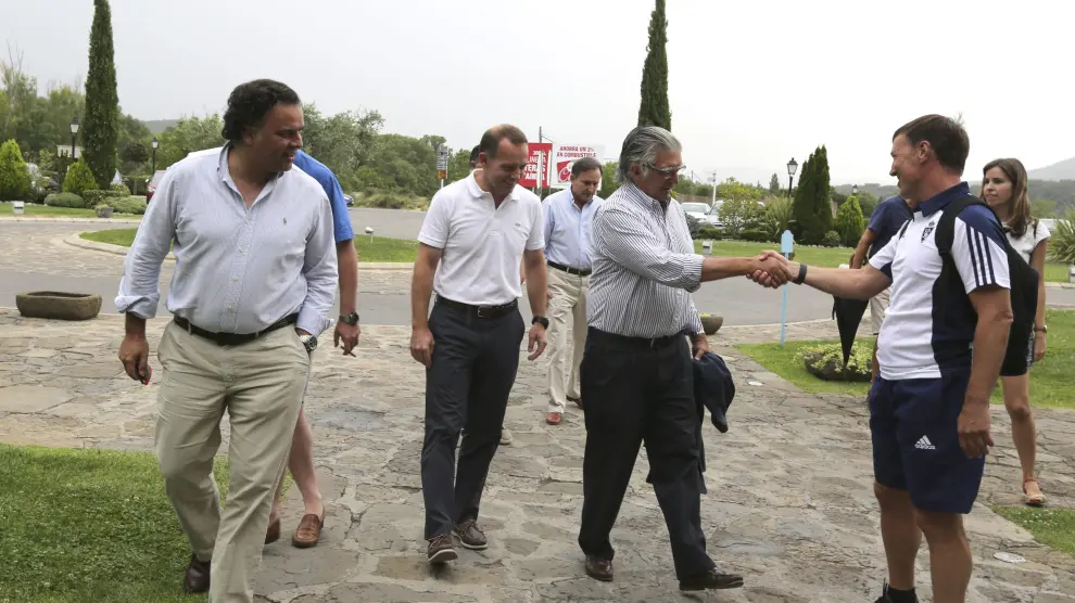Fernando de Yarza López Madrazo, Christian Lapetra y Fernando de Yarza Mompeón saludan a Alberto Belsué este miércoles en Boltaña