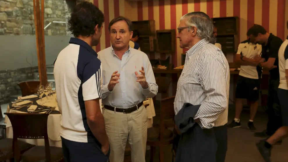 Los consejeros Carlos Iribarren y Fernando de Yarza Mompeón charlan con Luis Milla en la concentración del Real Zaragoza en Boltaña.